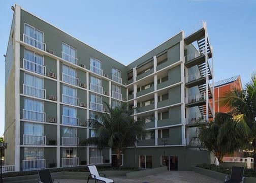 Holiday Inn Express & Suites ナッソー エクステリア 写真
